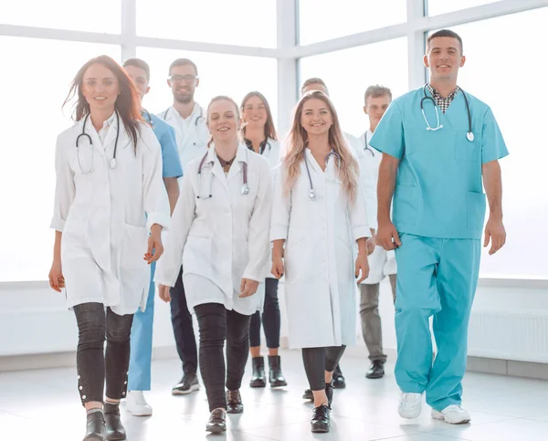 Grupo de médicos confiados que caminan en el pasillo del hospital — Foto de Stock