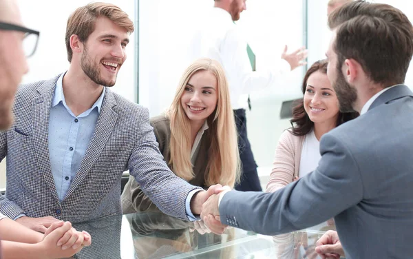Pessoas de negócios handshake em uma reunião informal — Fotografia de Stock