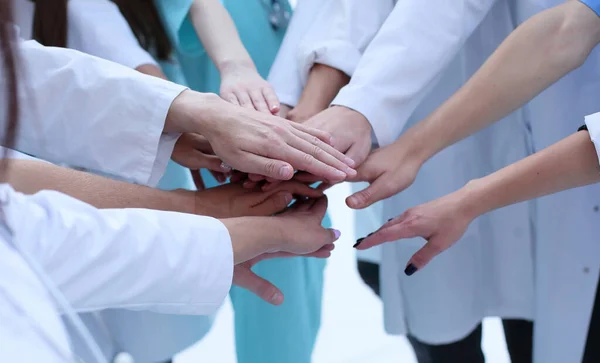 Vue de dessus. un groupe de médecins souriants vous pointant du doigt. — Photo