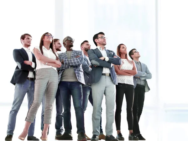 Gruppo di giovani di successo che guardano lo spazio di copia — Foto Stock