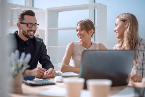 close up.successful business team discusing new ideas