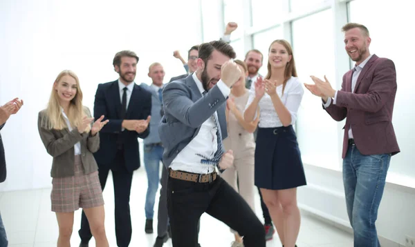 Jubilant grupa pracowników spotkanie z szefem zwycięzcy — Zdjęcie stockowe