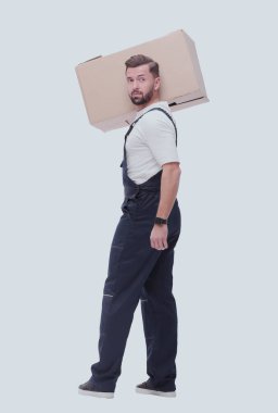 Dikiz aynası. Elinde karton bir kutuyla kameraya bakan genç bir adam.