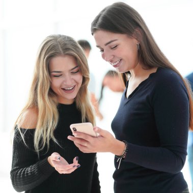 Genç meslektaşlarım akıllı telefonlarından bir mesaj okuyorlar.