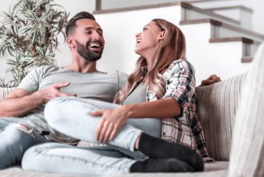 Sevgili çift boş bir akşamda kanepede dinleniyor.