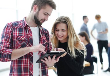 İş belgeleriyle birlikte çalışan genç meslektaşlar.