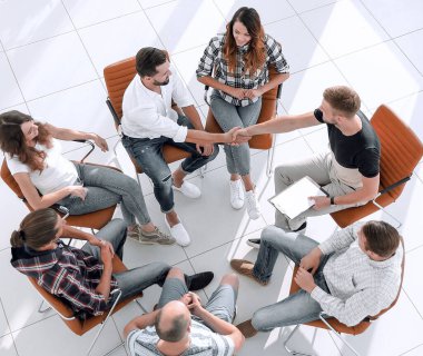 Yukarıdan bak. İş arkadaşlarıyla tokalaşma.