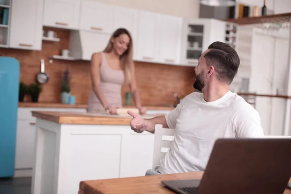 Jovem casal se comunica em sua cozinha — Fotografia de Stock