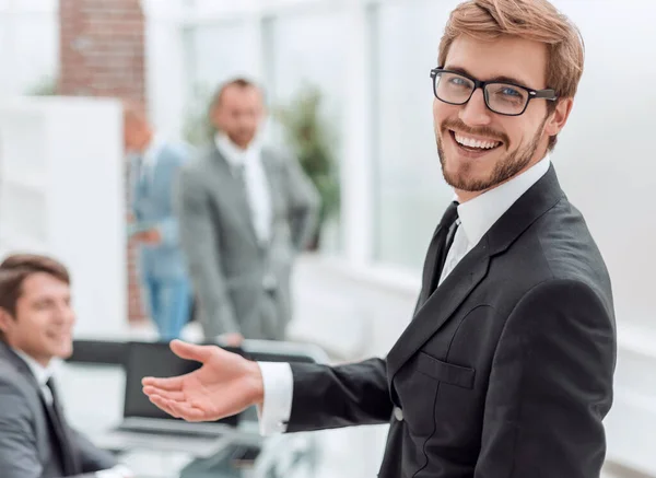 閉めろ。オフィスに立っている優しいビジネスマンを笑顔で — ストック写真