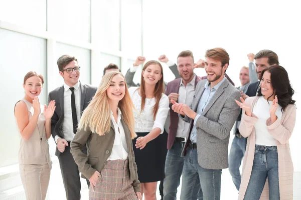 Grupo de jóvenes felices de ideas afines de pie juntos. — Foto de Stock