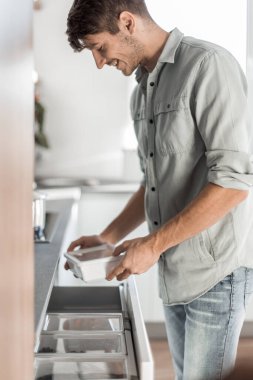 Müdür, müşteriyle ofiste buluşur.