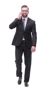 Konferans odasında sandalyede oturan bir grup genç.