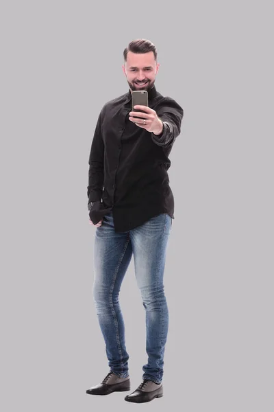 In volle groei. een jongeman in jeans die selfies maakt — Stockfoto