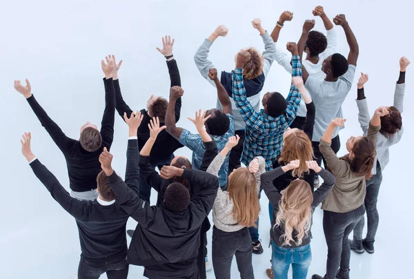 Grupp av olika ungdomar pekar någonstans upp — Stockfoto