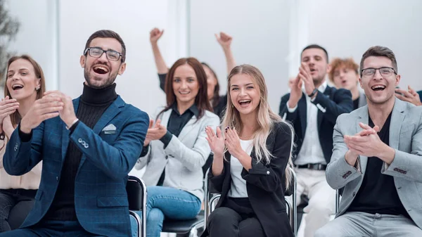 Csoport boldog alkalmazottak tapsol a konferenciateremben — Stock Fotó