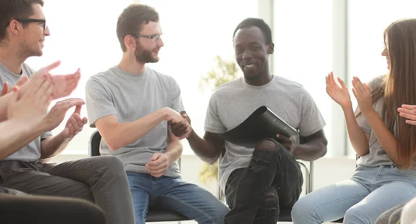 Groupe de jeunes remercie le conférencier après la réunion — Photo