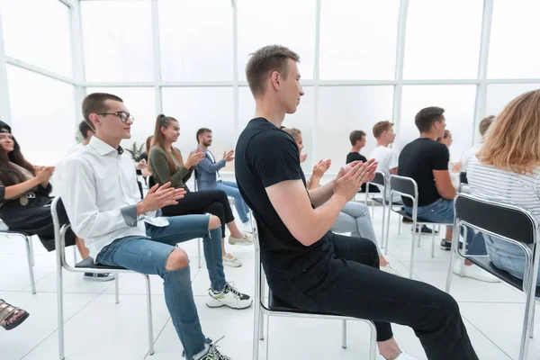 Vista trasera. jóvenes aplauden durante el seminario de jóvenes. —  Fotos de Stock