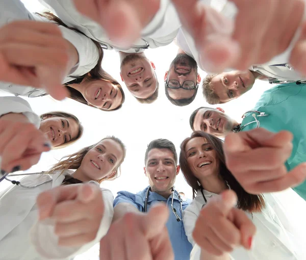 Vista dal basso. diversi professionisti medici che puntano a voi. — Foto Stock