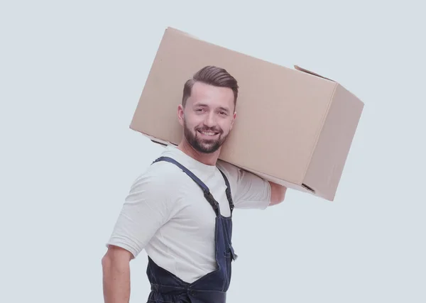 Rückansicht. ein junger Mann mit einem Karton, der in die Kamera blickt — Stockfoto