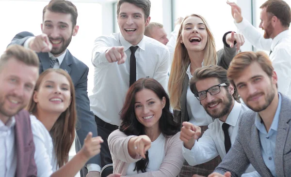 Grupp unga anställda pekar på dig — Stockfoto