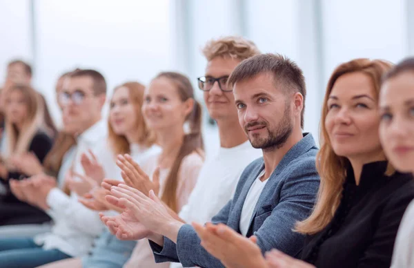 Junge Seminarteilnehmer applaudieren während des Treffens — Stockfoto