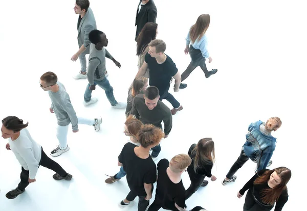 Vue de dessus. jeunes modernes marchant dans des directions opposées — Photo