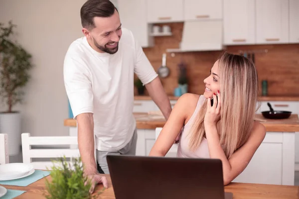 Feliz casal conversando com seus amigos on-line — Fotografia de Stock