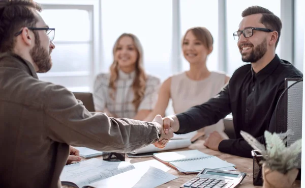 Sorridente empresário em uma reunião de trabalho no escritório — Fotografia de Stock