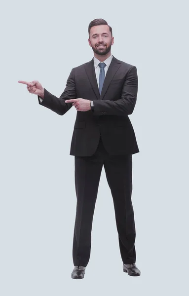 Sonriente hombre de negocios guapo apuntando al espacio de copia. aislado en blanco —  Fotos de Stock