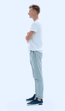 Yan görünüş. Kendine güvenen sıradan bir adam ileriye bakıyor.