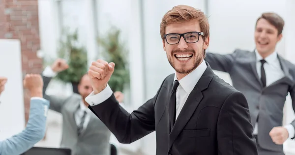 Κλείσε. jubilant επιχειρηματίας στέκεται στο γραφείο του — Φωτογραφία Αρχείου