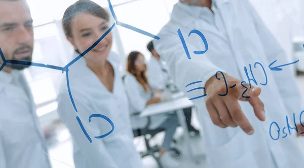 Gruppo di scienziati di laboratorio che discutono le loro ricerche nel — Foto Stock