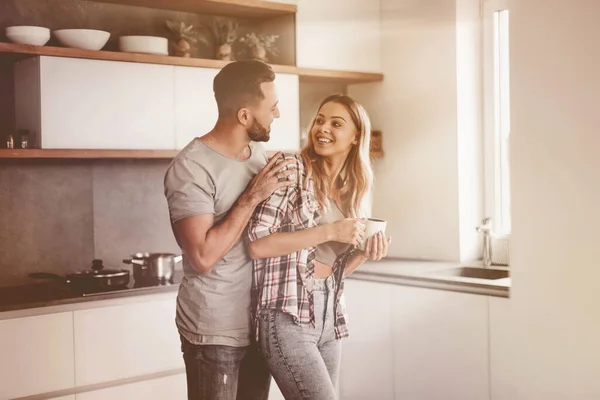 Alegre pareja en la cocina en un buen día —  Fotos de Stock