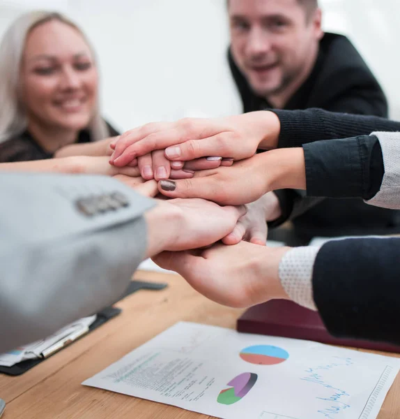 På nära håll. affärsteam som visar sin enighet — Stockfoto