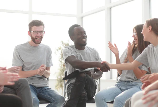 Grupo de jóvenes agradece al ponente después de la reunión — Foto de Stock