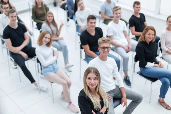 Vista dall'alto. pubblico di giovani seduti nella sala conferenze. — Foto Stock