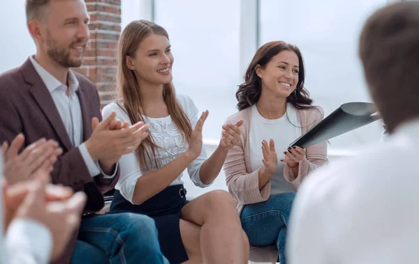 Grupo de jóvenes empresarios aplaudiendo en un seminario empresarial — Foto de Stock