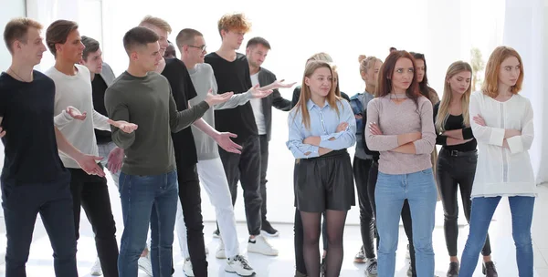 In piena crescita. giovani uomini fanno domande a un gruppo di donne — Foto Stock