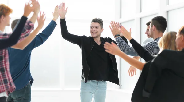 Bakifrån. ledare och affärsteam applåderar deras framgång — Stockfoto