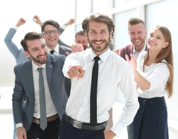 Confiant jeune homme d'affaires debout devant un busines heureux — Photo