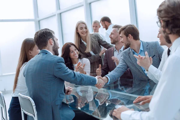 Gente de negocios estrechando las manos sentados en la oficina Escritorio — Foto de Stock