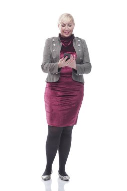 çekici sıradan bir kadın akıllı telefonundan yazışmaları okuyor.