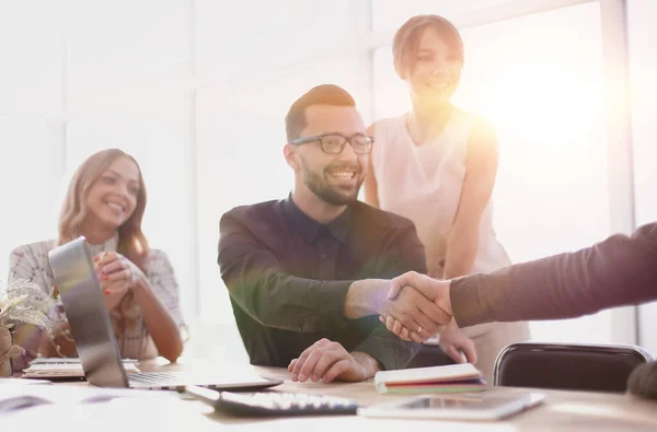 Фоновое изображение рукопожатия деловых партнеров в офисе — стоковое фото