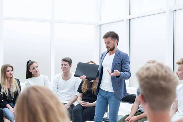 Entrenador de negocios de pie en un círculo de jóvenes. — Foto de Stock