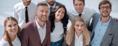 Başarılı genç iş adamlarından oluşan bir takım bir arada.