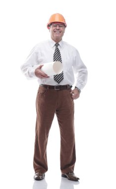 Koruyucu kasklı çizimleriyle gülümseyen bir mimar. bir beyaz üzerinde izole