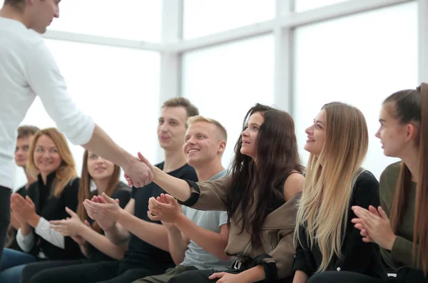 I giovani applaudono a una riunione di gruppo. — Foto Stock