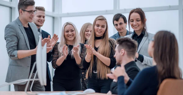 Feliz grupo de trabajo aplaudiendo en el lugar de trabajo — Foto de Stock