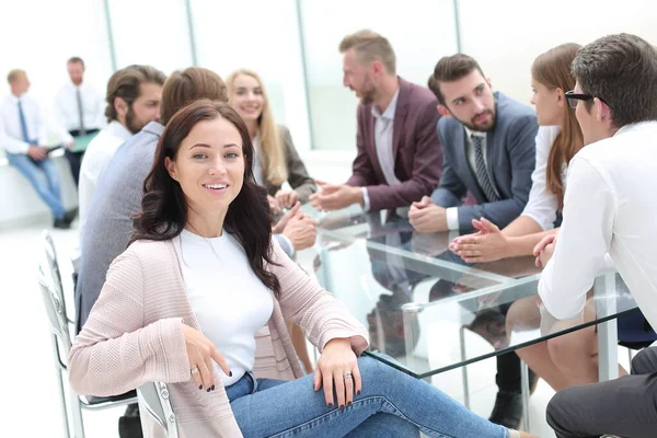 Glimlachende werknemer zit bij corporate business team vergadering — Stockfoto