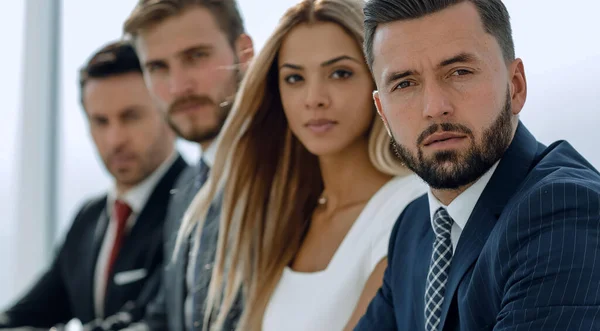 Gente de negocios sentada en el escritorio — Foto de Stock